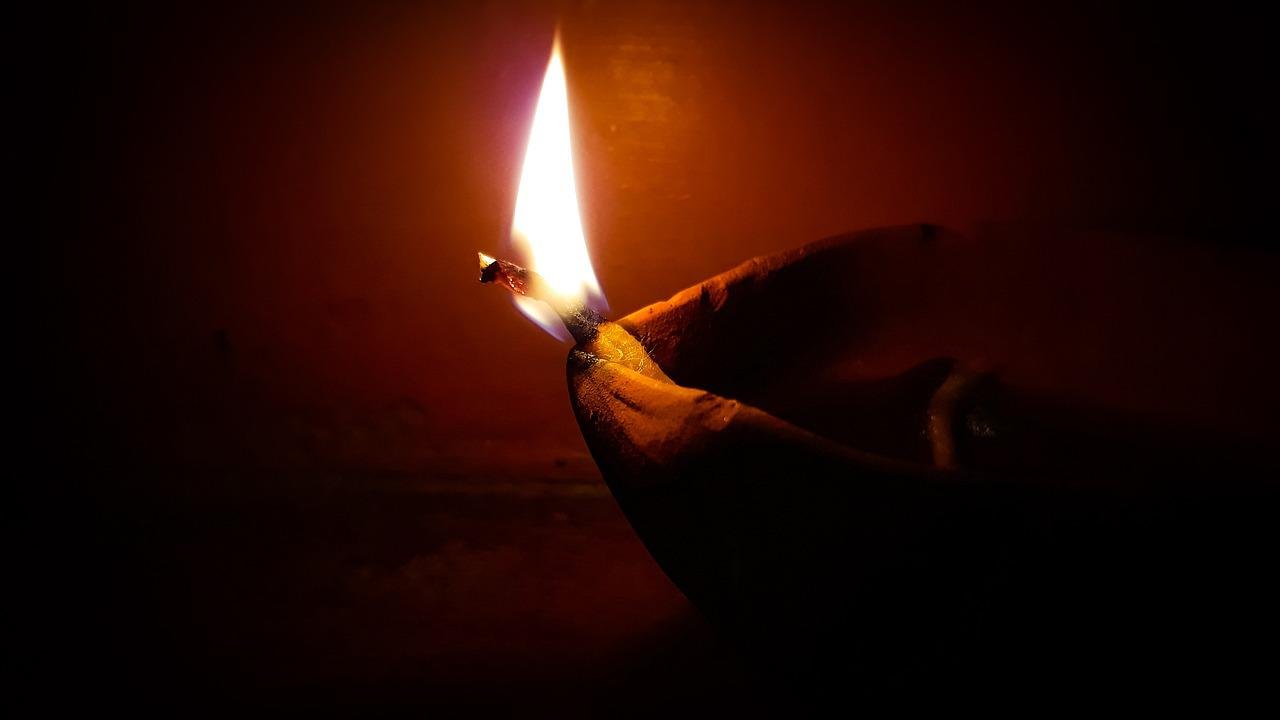 दिव्यांच्या अवसेची कहाणी